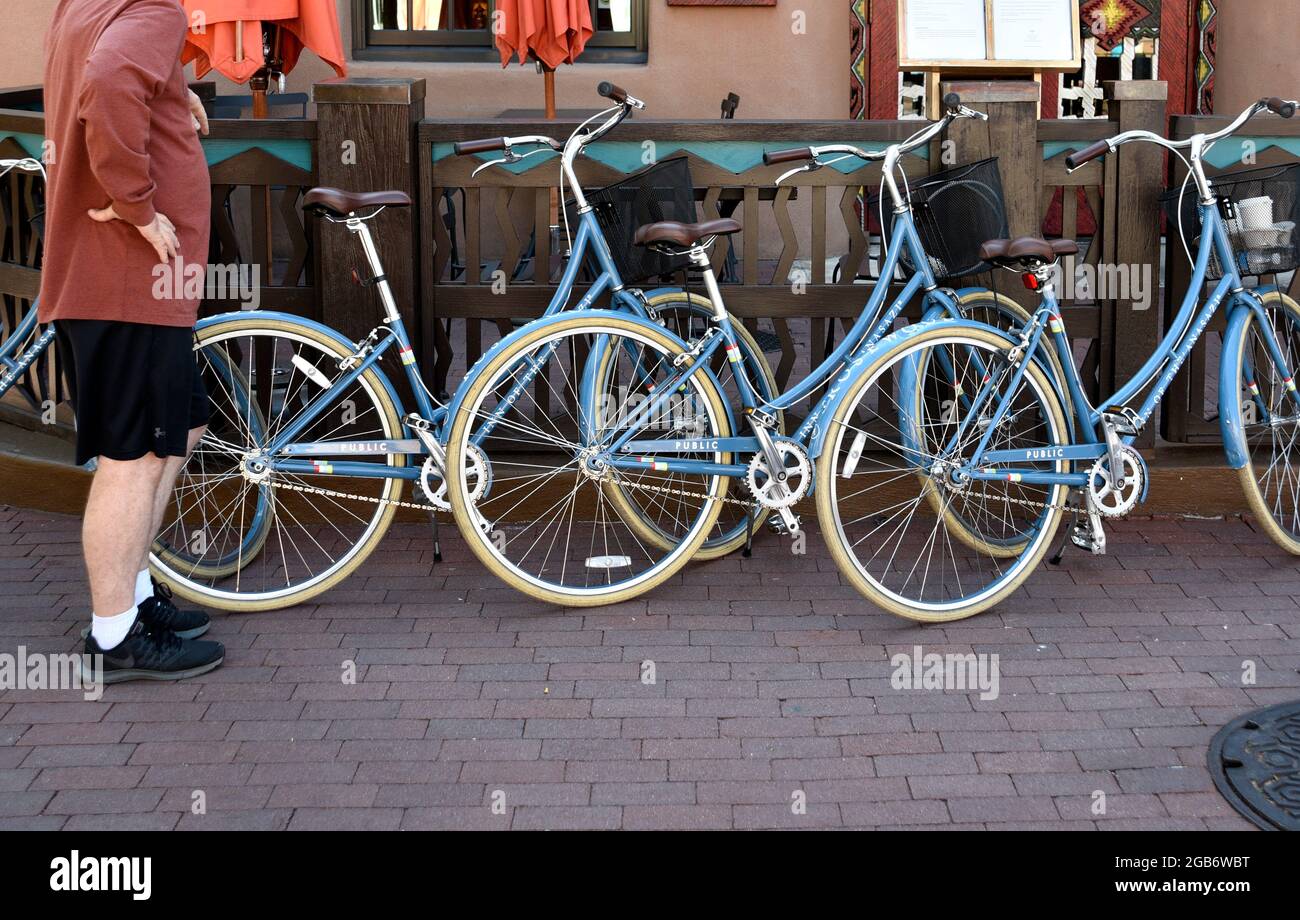 Biciclette di fronte a un hotel di lusso a Santa Fe, New Mexico, disponibili gratuitamente per gli ospiti dell'hotel. Foto Stock