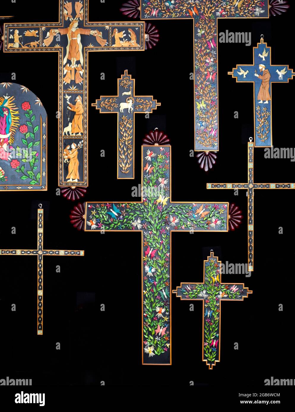 Croci fatte a mano da un artista ispanico in vendita all'annuale mostra d'arte del mercato spagnolo a Santa Fe, New Mexico. Foto Stock