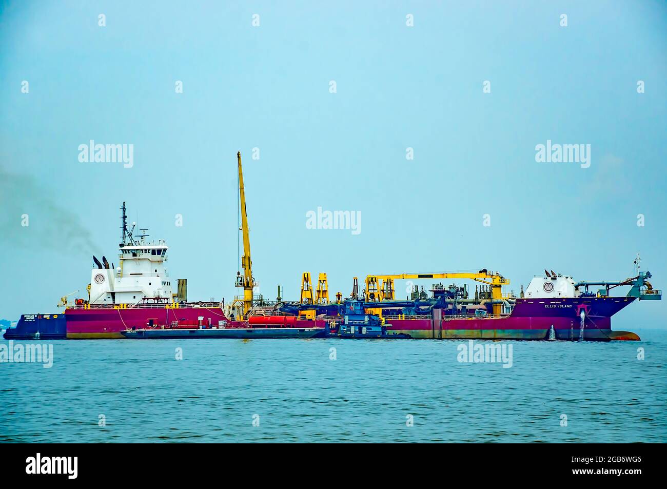 Ellis Island Hopper Dredge e Douglas B. Mackie articolò il lavoro di rimorchiatore per sifone sabbia dal pavimento del mare in Mobile Bay. Foto Stock
