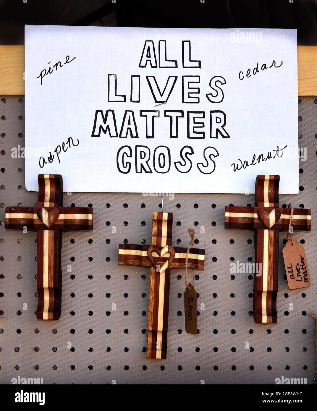 Croci 'All Lives Matter' in vendita al mercato spagnolo di Santa Fe, New Mexico, in legno con colori che rappresentano diverse razze. Foto Stock