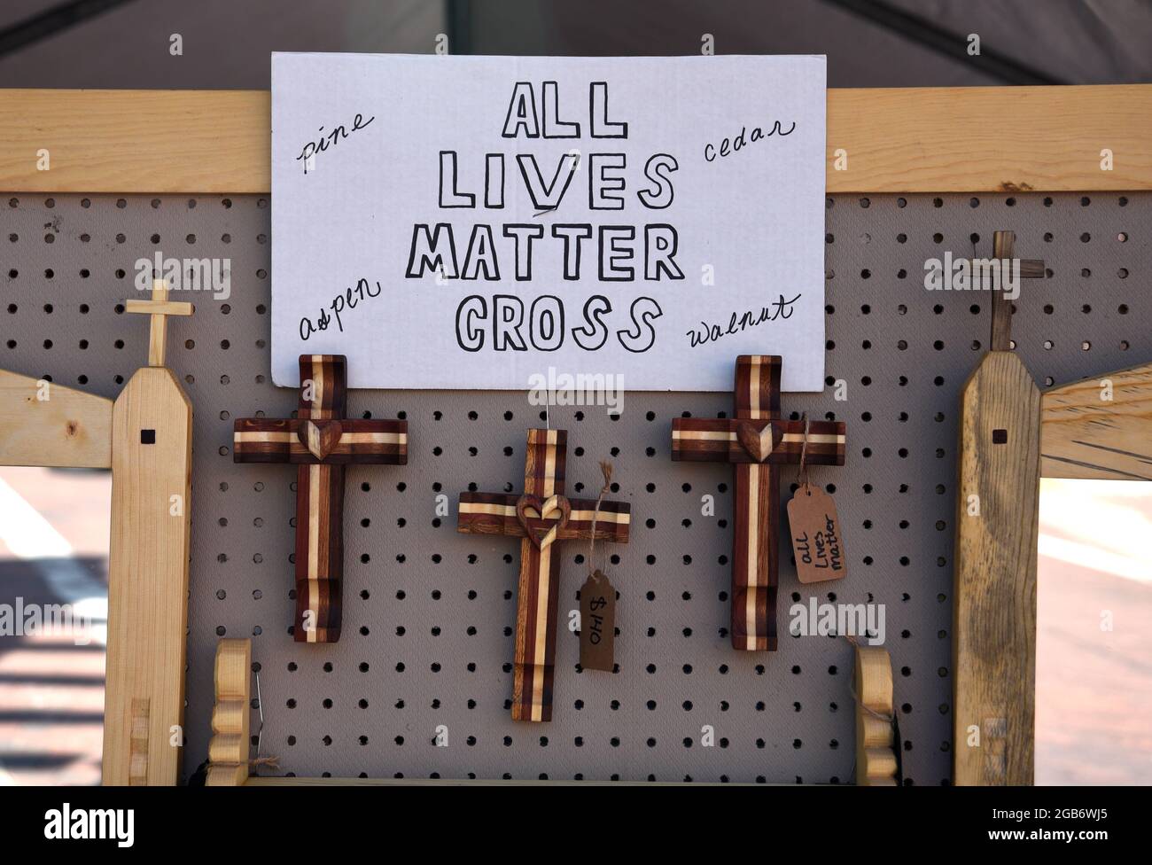Croci 'All Lives Matter' in vendita al mercato spagnolo di Santa Fe, New Mexico, in legno con colori che rappresentano diverse razze. Foto Stock