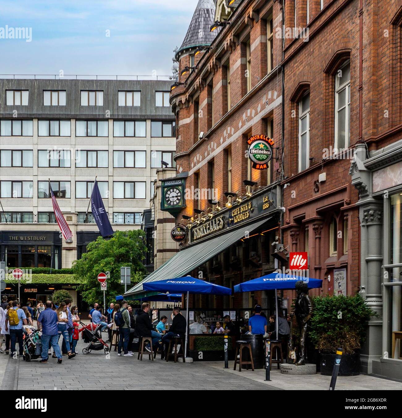 Cena all'aperto su Harry Street a Dublino, Irlanda. Alcune parti della strada sono state pedonali per incoraggiare la cena all'aperto come una misura legata al covid Foto Stock