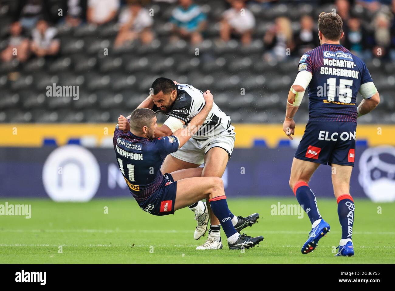 Hull, Regno Unito. 02 agosto 2021. Ligi Sao (13) di Hull FC è stato affrontato da Joel Thompson (11) di St Helens a Hull, Regno Unito l'8/2/2021. (Foto di Mark Cosgrove/News Images/Sipa USA) Credit: Sipa USA/Alamy Live News Foto Stock