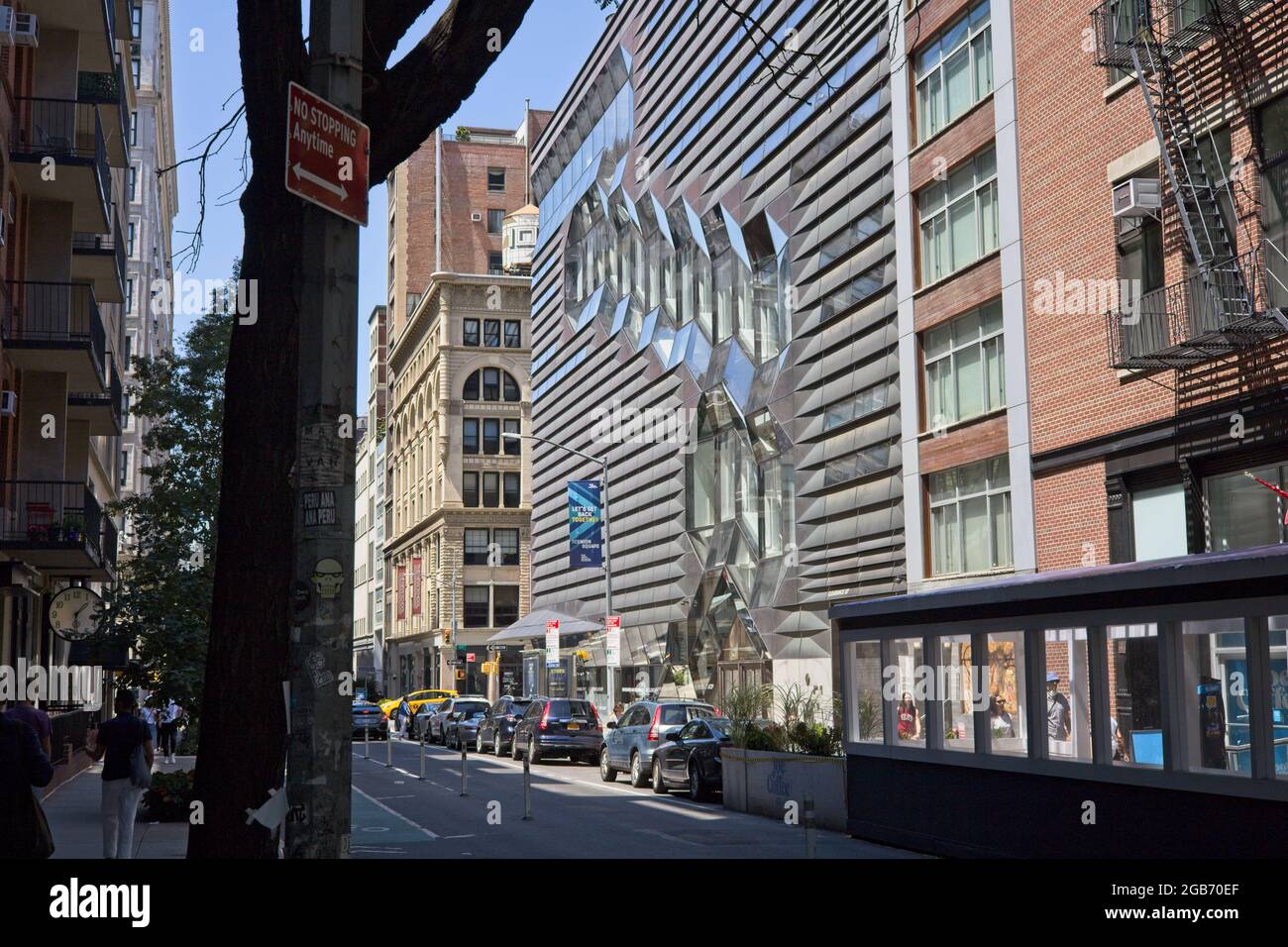 New York, NY, USA - 2 agosto 2021: Il design unico della New School visto sulla East 13th Street che si avvicina alla 5th Avenue Foto Stock