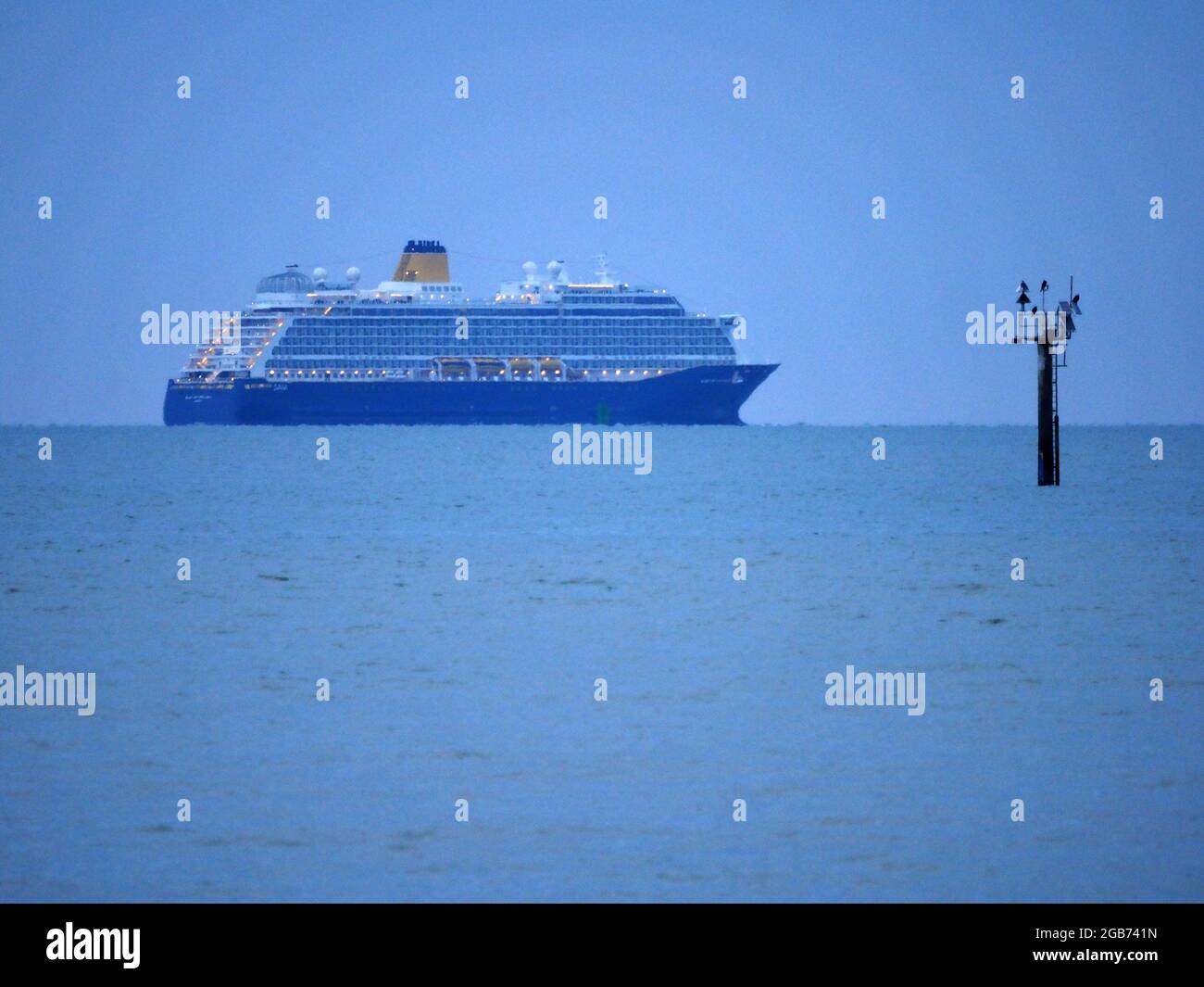 Sheerness, Kent, Regno Unito. 2 agosto 2021. Questa sera, la nave da crociera Saga "Spirit of Discovery" parte dal Tamigi, vista da Sheerness, Kent. La saga ha appena annunciato un'ulteriore navigazione a bordo del Regno Unito Spirit of Discovery, prima che la nave più la sua nave gemella, Spirit of Adventure, visitino l'Europa questo ottobre quando intendono riavviare le loro crociere internazionali in partenza dal Regno Unito, per la prima volta dal marzo 2020. Credit: James Bell/Alamy Live News Foto Stock