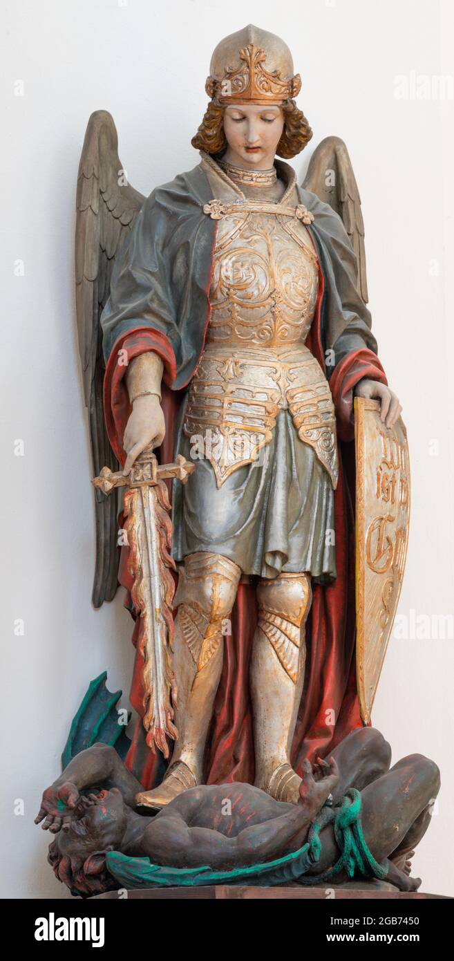 VIENNA, AUSTIRA - JUNI 24, 2021: La statua scolpita di san. Michele arcangelo nella chiesa di San Severin. Foto Stock