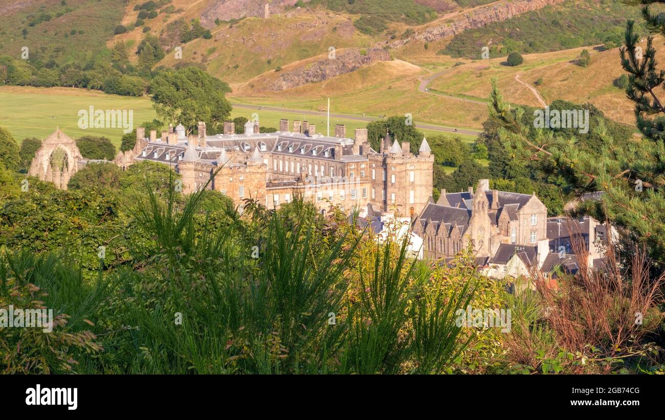 Holyrood Palace e Holyrood Abbey in Holyrood Park da Calton Hill , Edimburgo, Scozia, Regno Unito Foto Stock