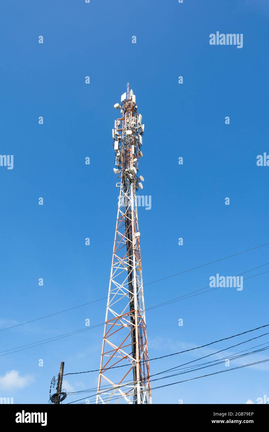 Salvador, Bahia, Brasile - 01 agosto 2021: Torre telefonica in una giornata di sole. Foto Stock