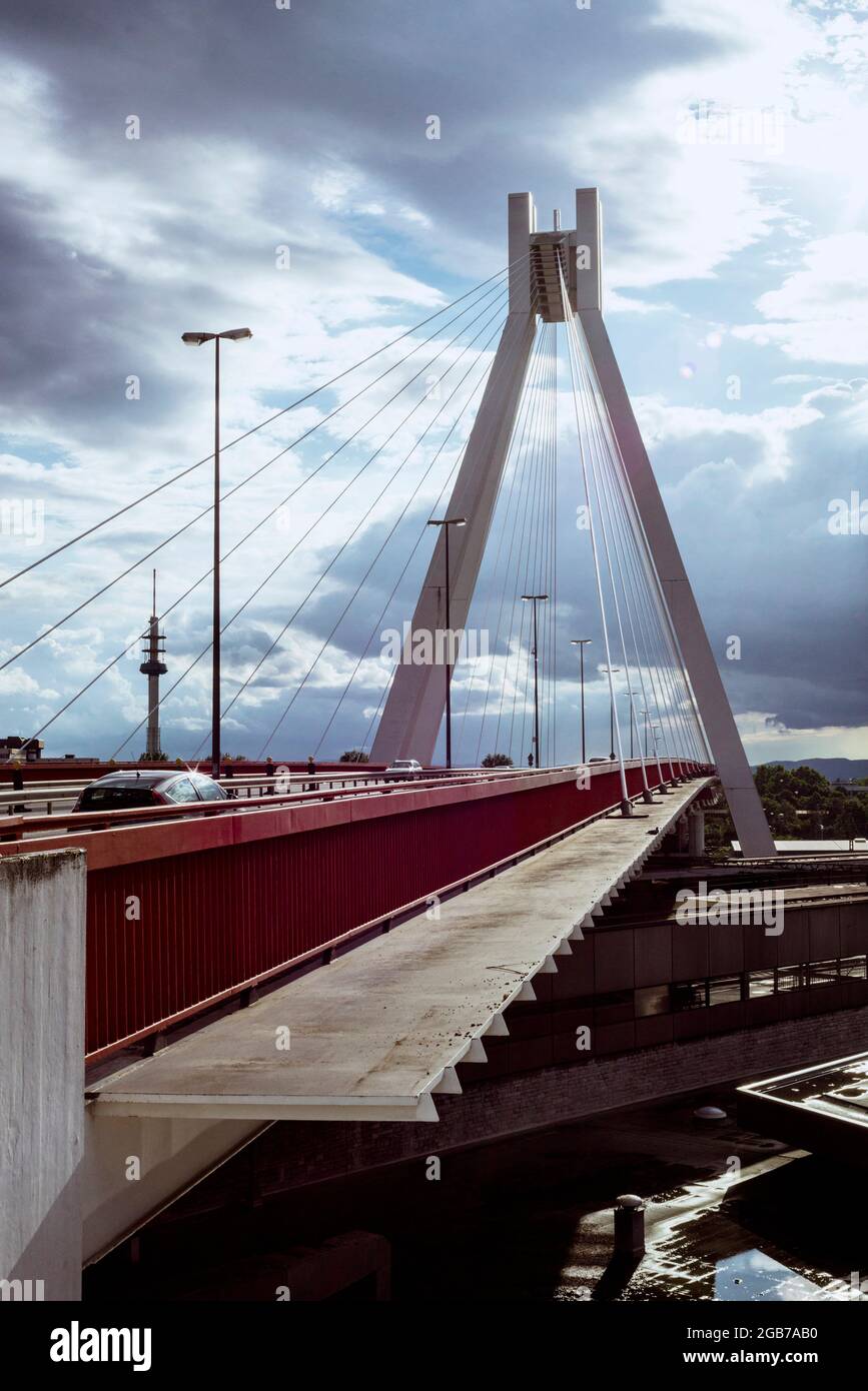L'iconico ponte Pylon sulla City Highway Ludwigshafen am Rhein/Germania. La struttura è stata costruita nel 1959 e si trova di fronte a lavori di demolizione a causa della struttura Foto Stock
