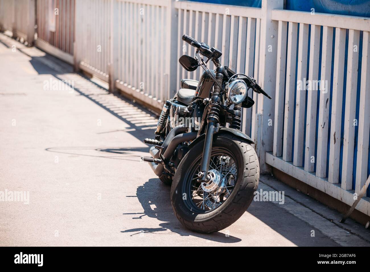 Parcheggio Harley-Davidson per motociclette ad alta potenza sulla strada Foto Stock