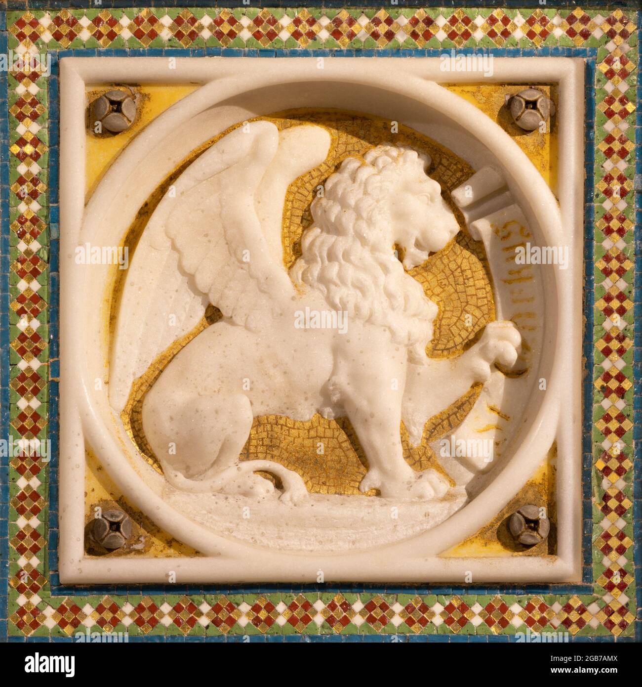 VIENNA, AUSTIRA - GIUNI 24, 2021: Rilievo del leone come simbolo di San Marco Evangelista sul sidaltar della cattedrale di Votivkirche dal 19. Foto Stock