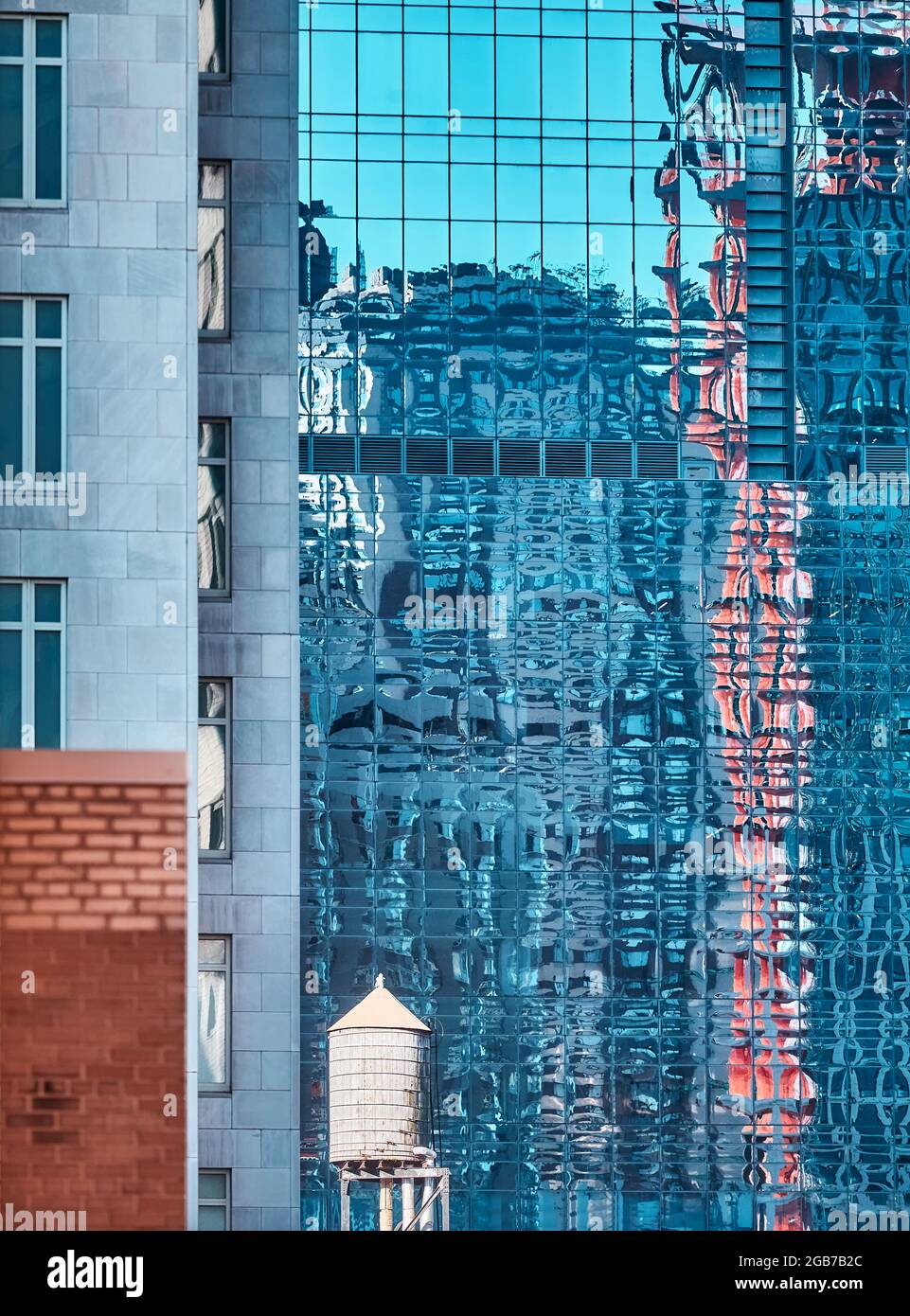 Vecchia torre d'acqua in legno circondata da grattacieli a New York City, colore applicato toning, Stati Uniti. Foto Stock