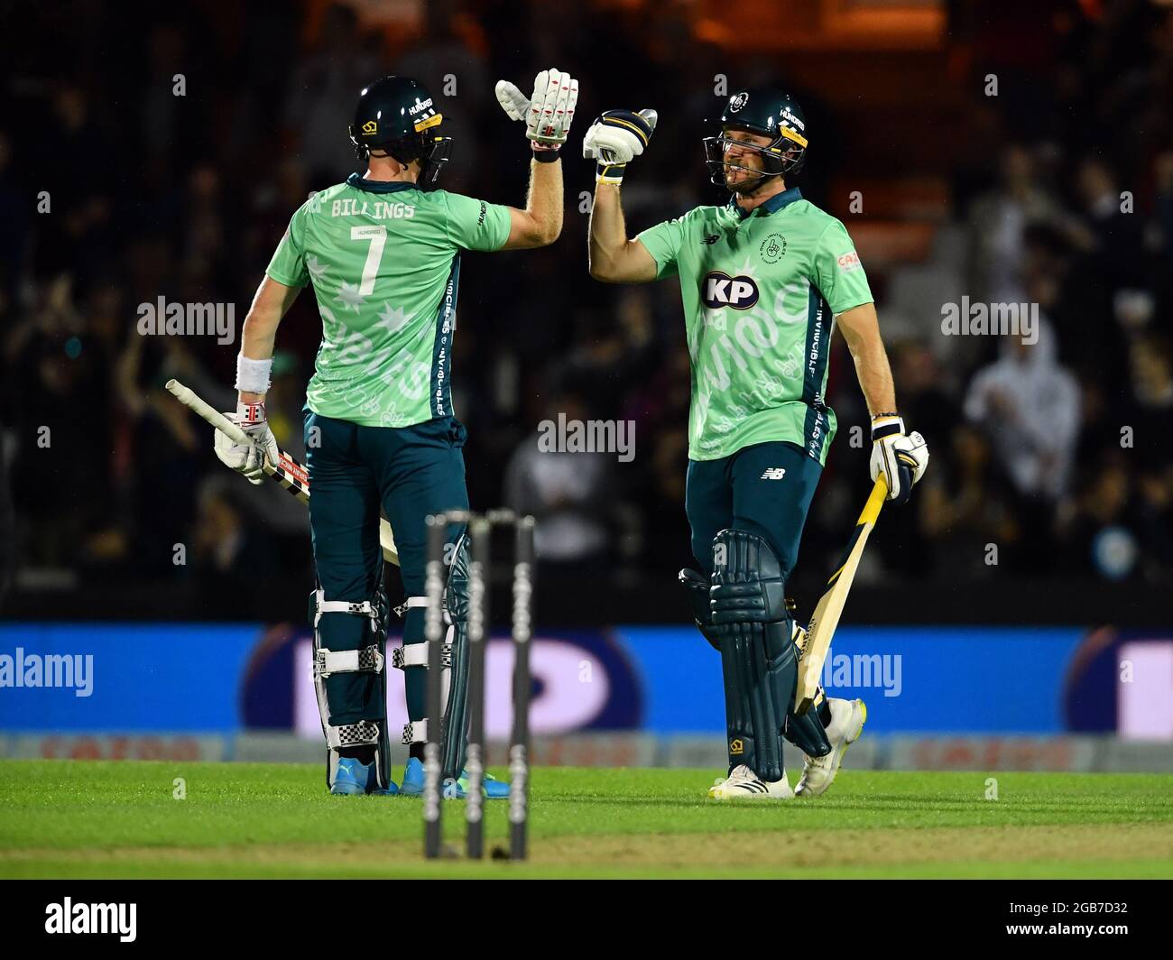 The Kia Oval, Londra, Regno Unito. 2 agosto 2021. Laurie Evans di Oval Invincibles celebra la loro vittoria con Sam Billings nella partita dei cento uomini tra Oval Invincibles e Welsh Fire: Credit: Ashley Western/Alamy Live News Foto Stock