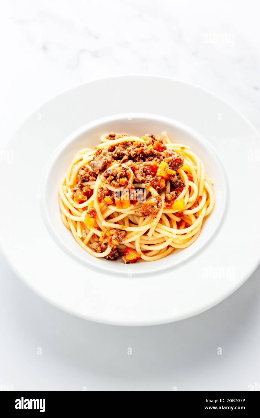 Spaghetti alla Bolognese piatto di pasta italiana con parmigiano stagionato e vino bianco - FOODPIX BIANCO Foto Stock