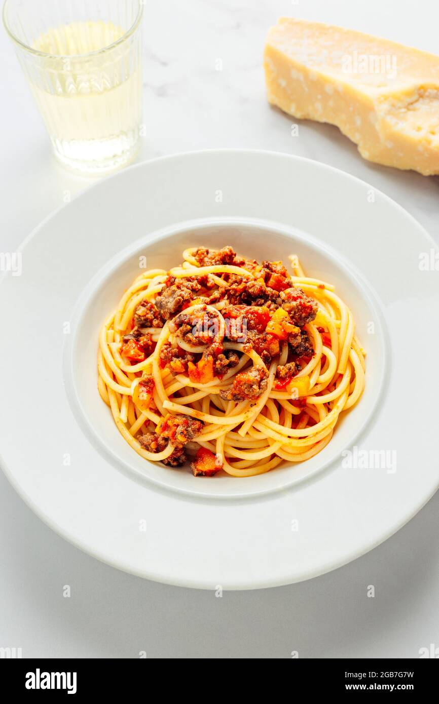 Spaghetti alla Bolognese piatto di pasta italiana con parmigiano stagionato e vino bianco - FOODPIX BIANCO Foto Stock