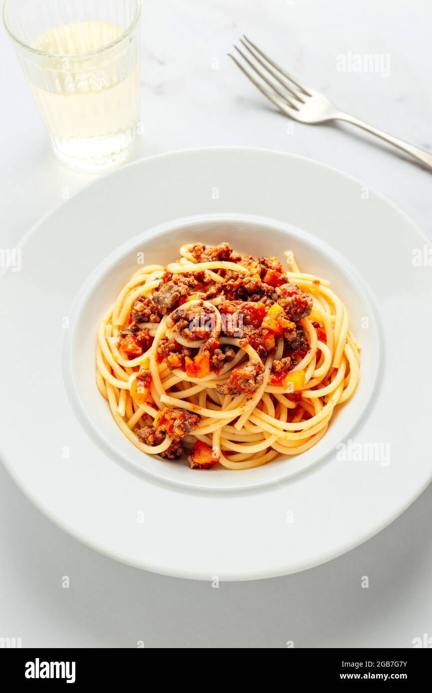 Spaghetti alla Bolognese piatto di pasta italiana con parmigiano stagionato e vino bianco - FOODPIX BIANCO Foto Stock