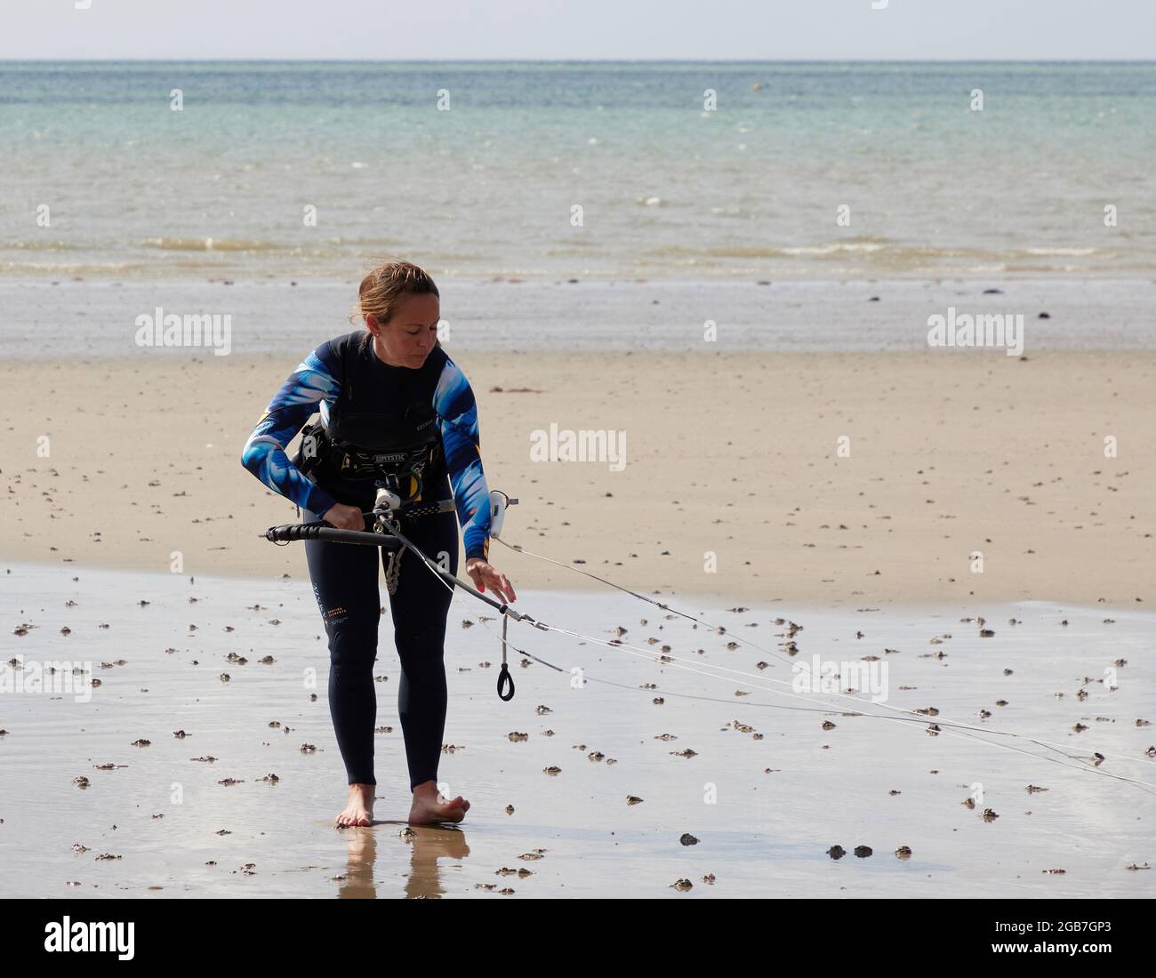 Bognor Regis, Regno Unito. 29 luglio 2021. Vicky è kitesurf da oltre un anno e sta facendo molto bene. Oggi ha una lezione di surf avanzata. Vicky ha visto regolare le linee. Credit: Joe Kuis / Alamy reportage Foto Stock