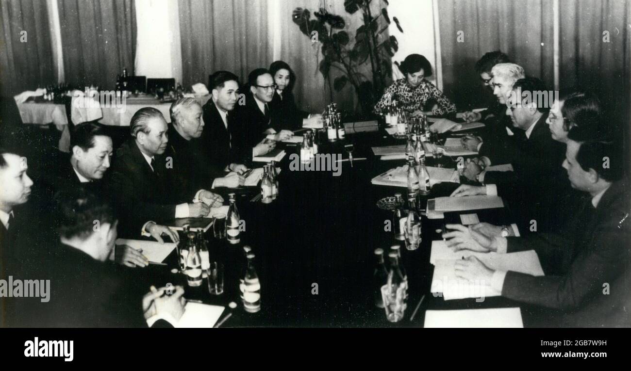 Gennaio 1973 - prima immagine dei colloqui segreti tra delegati americani e nordvietnamiti: A destra i delegati americani (da destra a sinistra): GEORGE ALDRICH, WINSTON Lord, HENRY KISSINGER, WILLIAM SULLIVAN, PETER RODMAN a sinistra: LE DUC THO di fronte a Kissinger con XUAN THY (sinistra) e NGUYEN CO THACH, vice ministro degli Esteri. Credit: Keystone Press Agency/ZUMA Wire/Alamy Live News Foto Stock