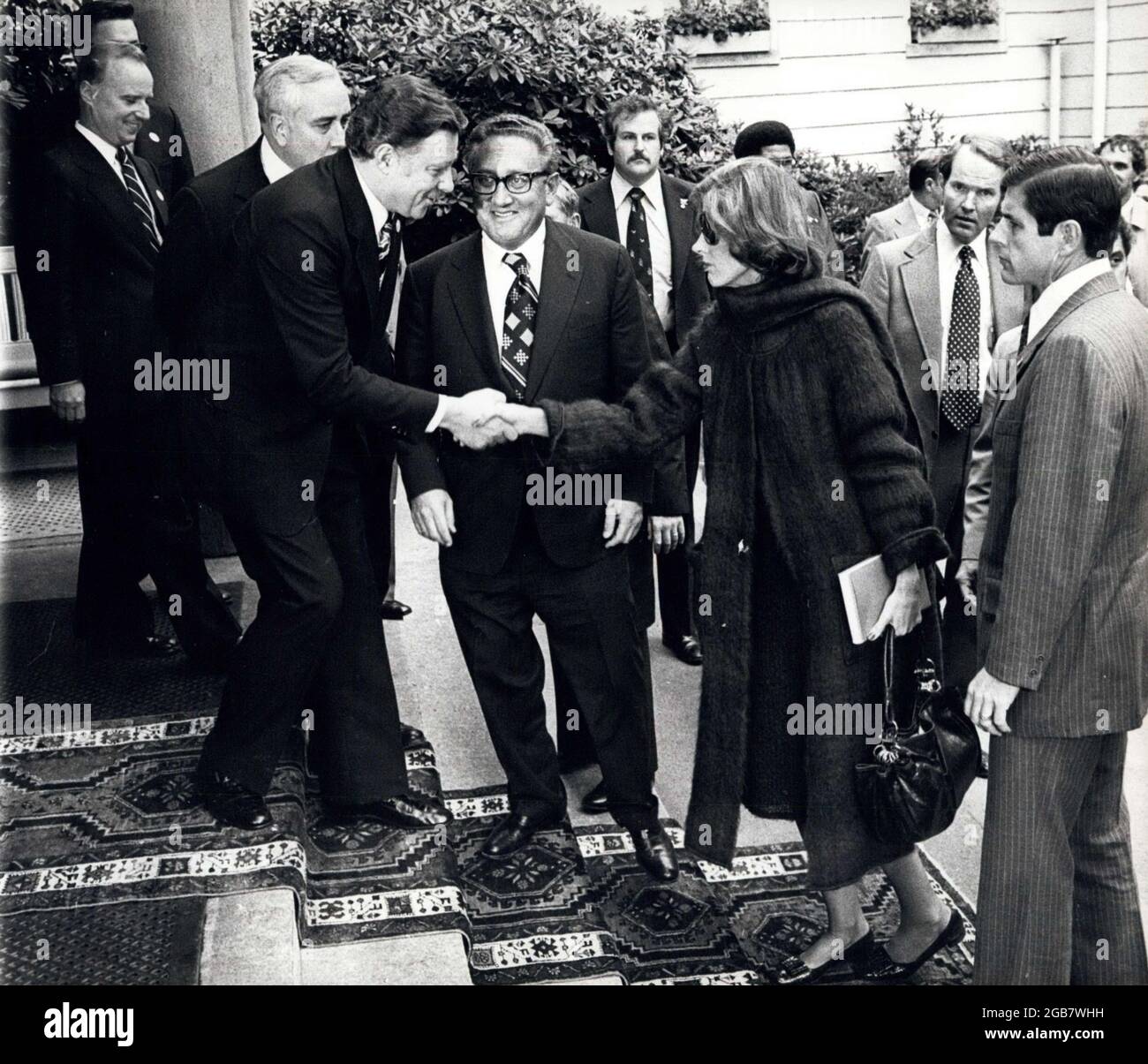 Zurigo, Svizzera. 05 settembre 1976. L'arrivo della delegazione americana al "Grand Hotel Dolder" di Zurigo sabato pomeriggio con i gestori dell'hotel che salutano IL sig. HENRY KISSINGER, centro, e sua moglie, la sig.ra NANCY KISSINGER, centro destra. Credit: Keystone Press Agency/ZUMA Wire/Alamy Live News Foto Stock