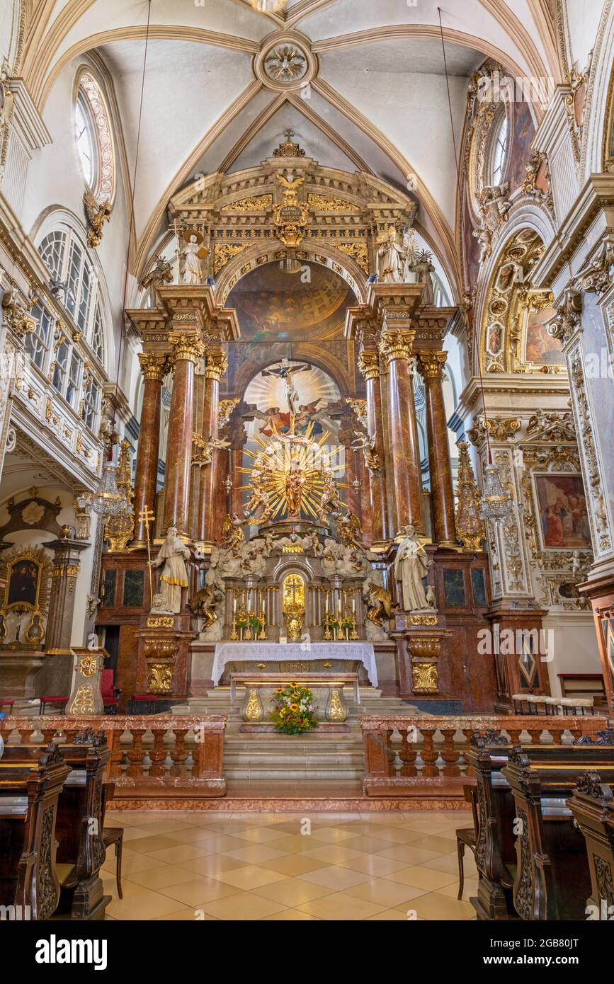 VIENNA, AUSTIRA - JULI 5, 2021: Presbiterio e altare maggiore della chiesa di broque Franziskanerkirche di Andrea Pozzo (1707). Foto Stock