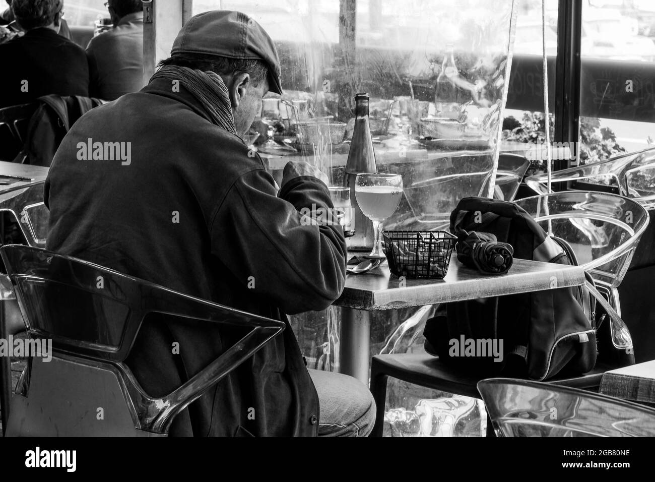 Uomo in un ristorante mangiare cozze e patatine fritte, Cherbourg, dipartimento della Manica, Cotentin, Normandia, Francia Foto Stock