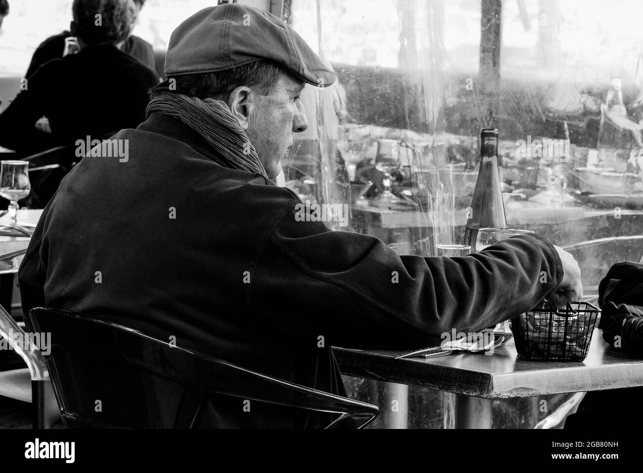 Uomo in un ristorante mangiare cozze e patatine fritte, Cherbourg, dipartimento della Manica, Cotentin, Normandia, Francia Foto Stock