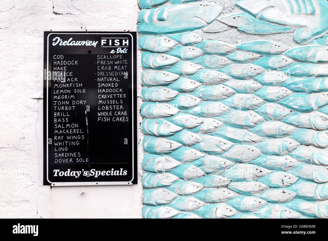 Menu al Trelawney Fish - negozio di pesce e deli Overlookin Newlyn Harbour, Cornovaglia, Regno Unito Foto Stock