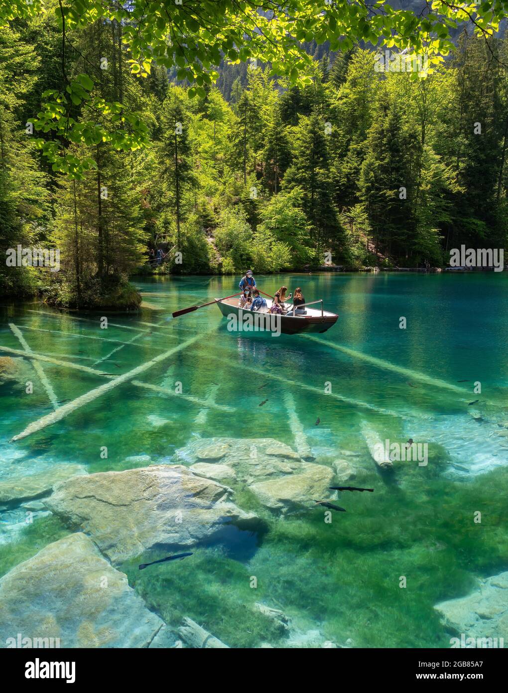 Blausee, Svizzera - 1 giugno 2021: Imbarcazione turistica al lago Blausee - Lago Blu situato nella valle del Kander sopra Kandergrund nella regione Jungfrau Foto Stock