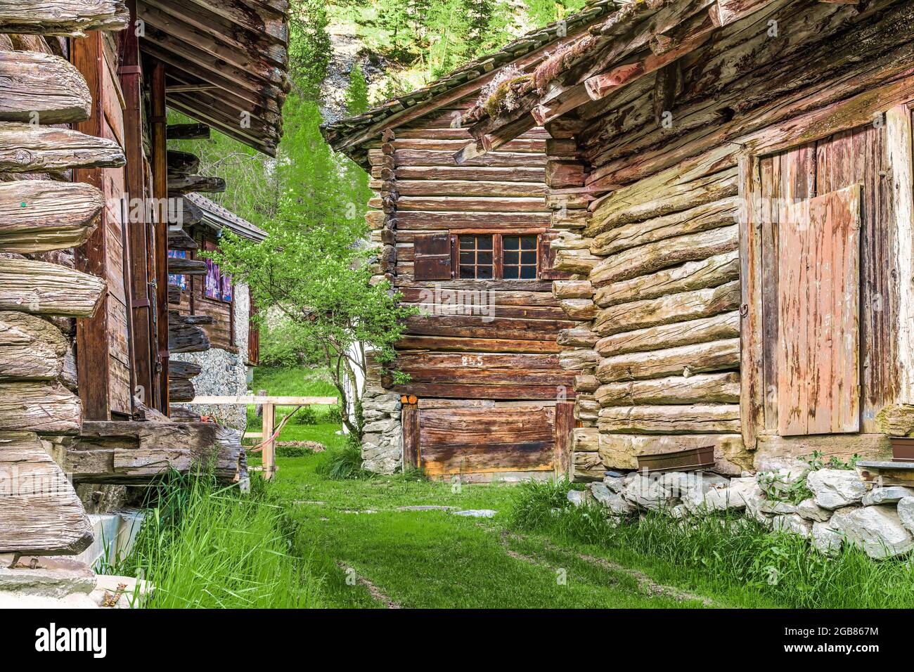 Tradizionali cottage in legno a Evolene, un villaggio nella valle di Herens nella parte francofona del Cantone Vallese in Svizzera. Foto Stock