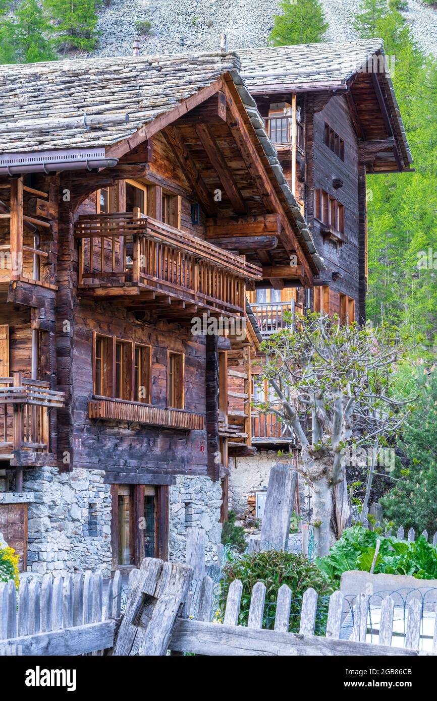 Case tradizionali in legno a Evolene, un villaggio nella valle di Herens nella parte francofona del Cantone Vallese in Svizzera. Foto Stock
