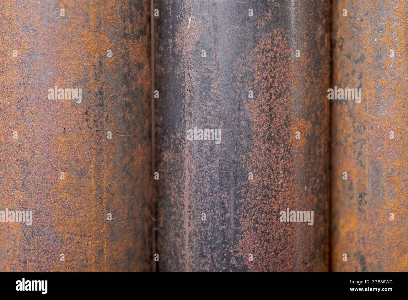 Sfondo di frammenti di tubi metallici arrugginiti primo piano. Contesto astratto industriale. Foto Stock