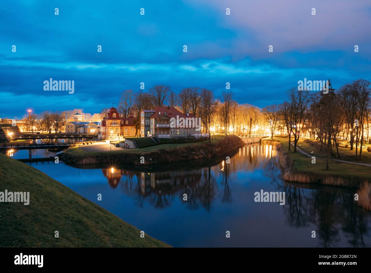 Kuressaare, Estonia. Old Wooden Mansion Ekesparre Boutique Hotel in legno Art Nouveau in serata Blue Hour Night Foto Stock