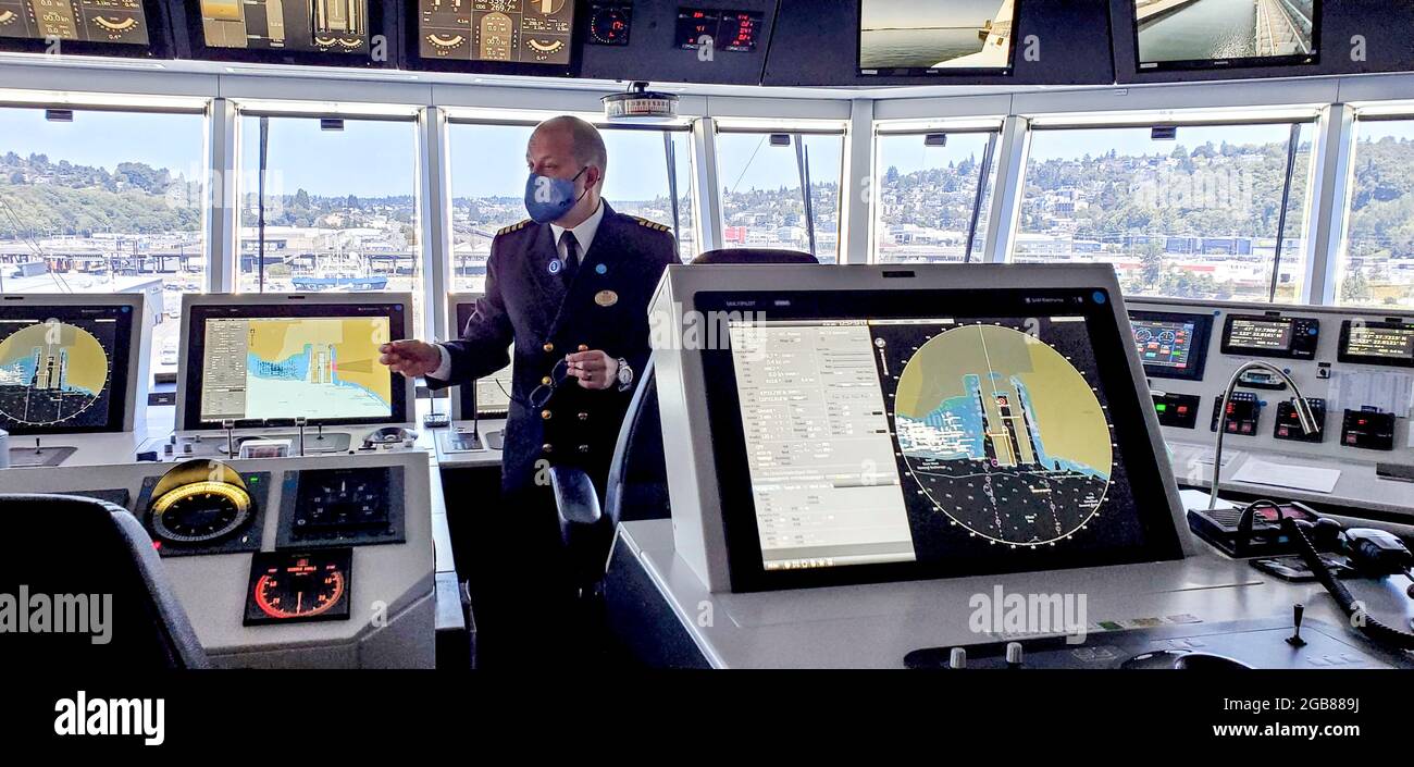 Il capitano del personale Petar Lesichhow sul ponte della principessa maestosa. Notare la tecnologia e tutte le schermate. Foto Stock