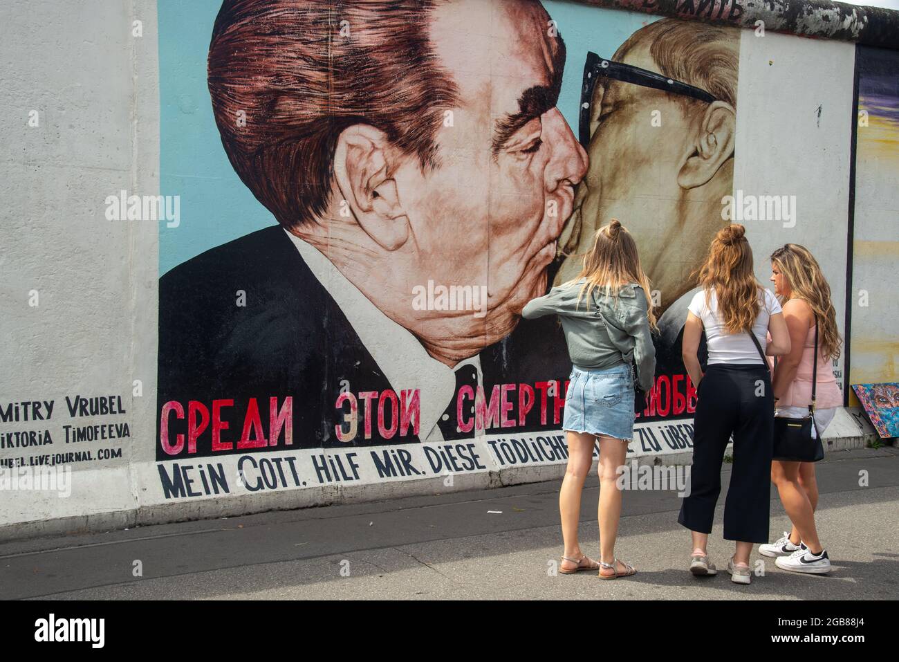 Resti del muro famoso a Berlino, in Germania. Dipinto da artisti. Foto Stock