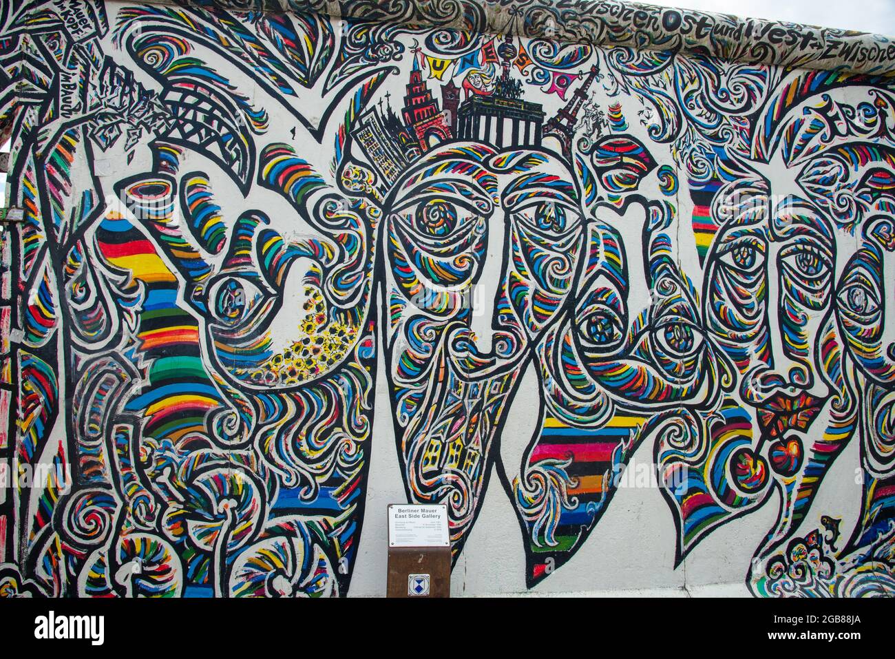 Resti del muro famoso a Berlino, in Germania. Dipinto da artisti. Foto Stock