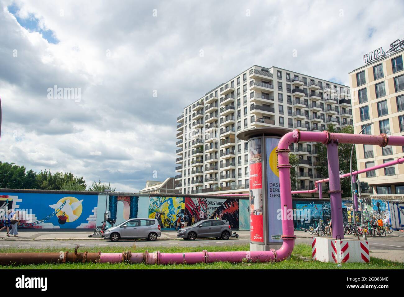 Resti del muro famoso a Berlino, in Germania. Dipinto da artisti. Foto Stock