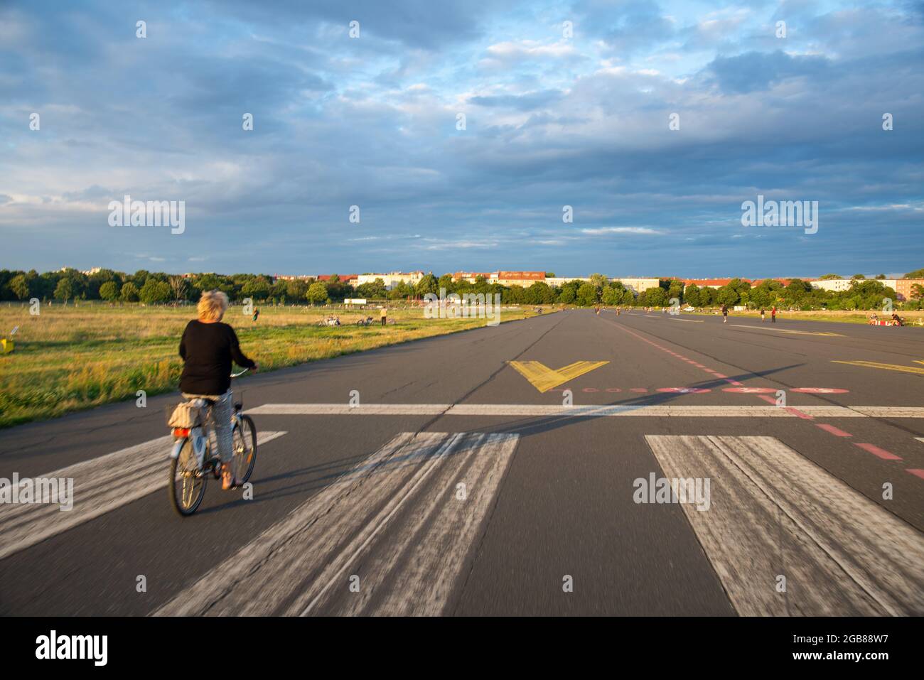 Ciclisti all'ex aeroporto Tempelhof di Berlino, Germania Foto Stock