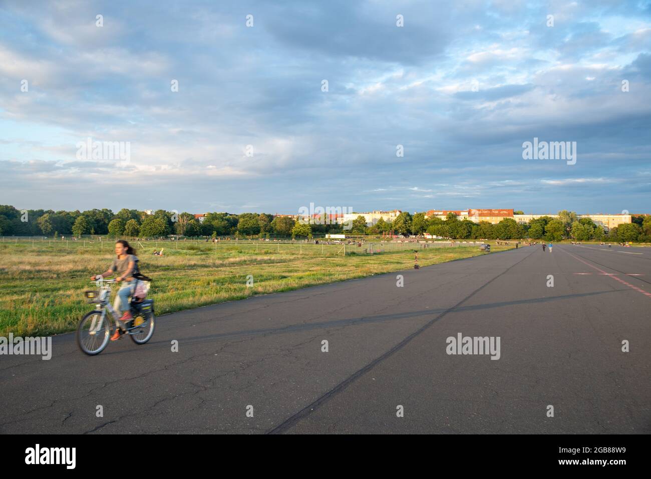 Ciclisti all'ex aeroporto Tempelhof di Berlino, Germania Foto Stock