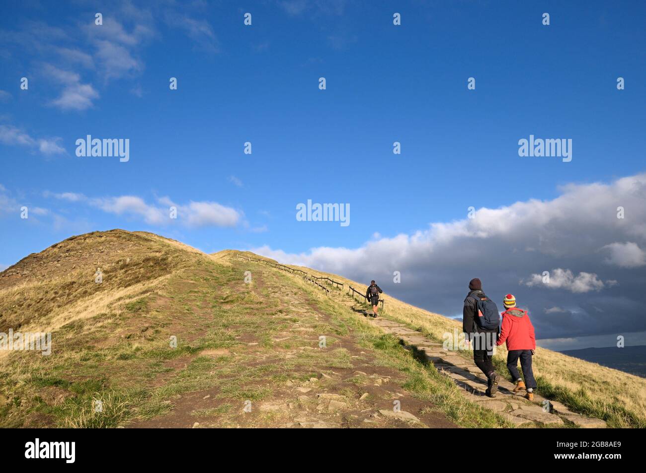 Le persone che camminano lungo l'ultimo tratto di MAM Tor si avvicinano alla vetta, Peak District National Park, Derbyshire, Inghilterra, Regno Unito Foto Stock