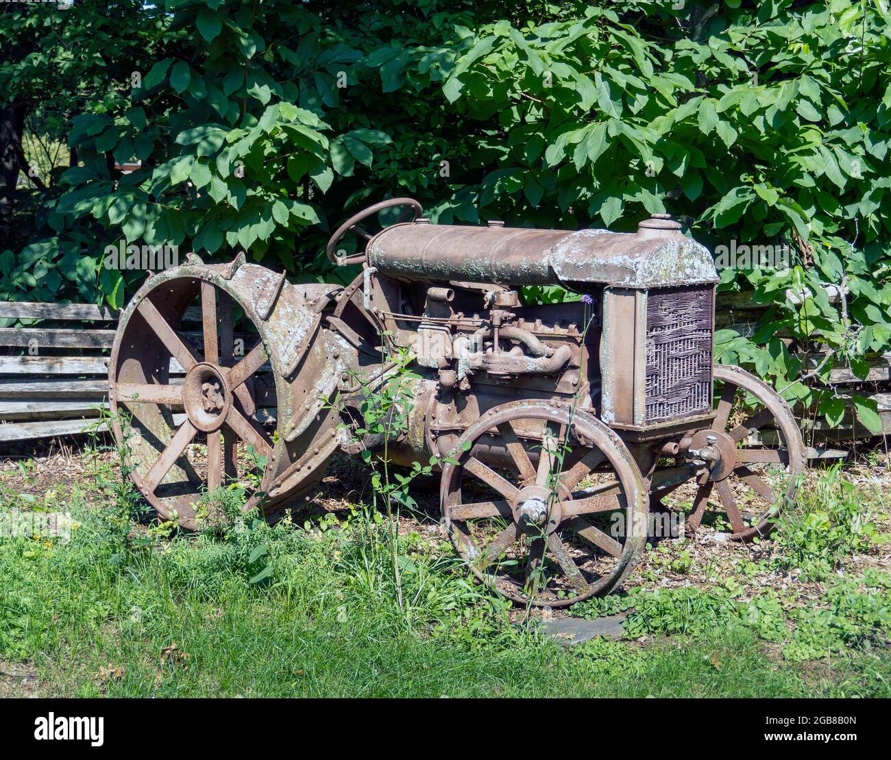 Vecchio trattore in un'azienda agricola del New Jersey, USA= Foto Stock