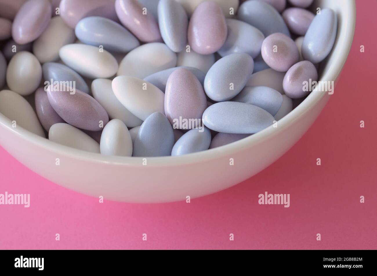 Confetti di mandorle in una ciotola Foto Stock