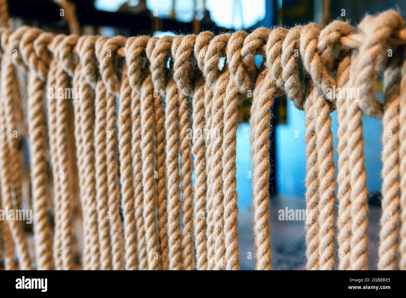 Spedire le corde . Ponte della nave con funi marine Foto Stock