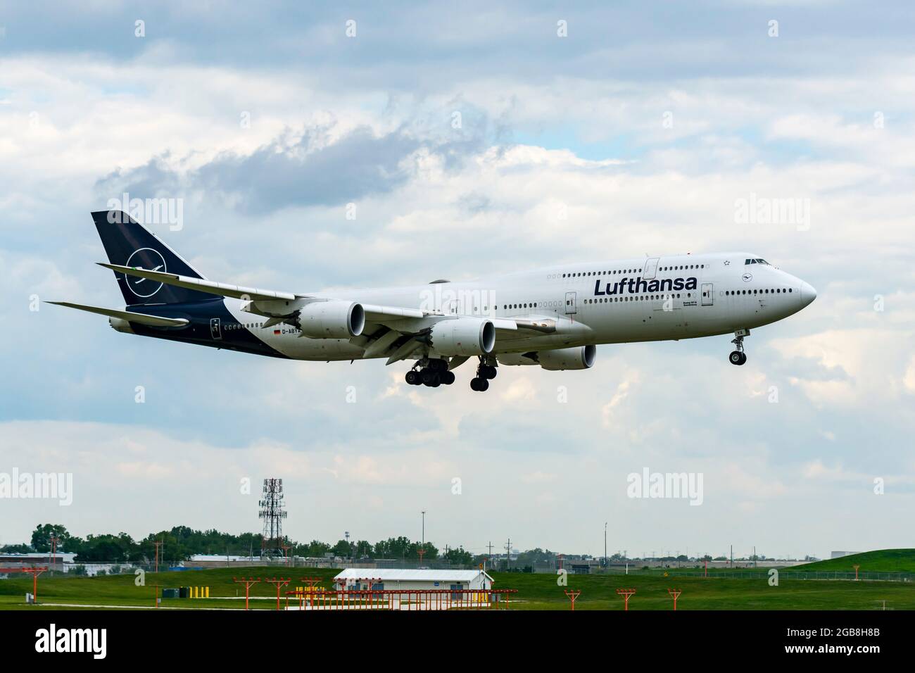 Chicago, il, Stati Uniti - 2 agosto 2021: Lufthansa Boeing 747-830 (numero di coda: D-ABYA) atterra all'aeroporto internazionale o'Hare di Chicago. Foto Stock