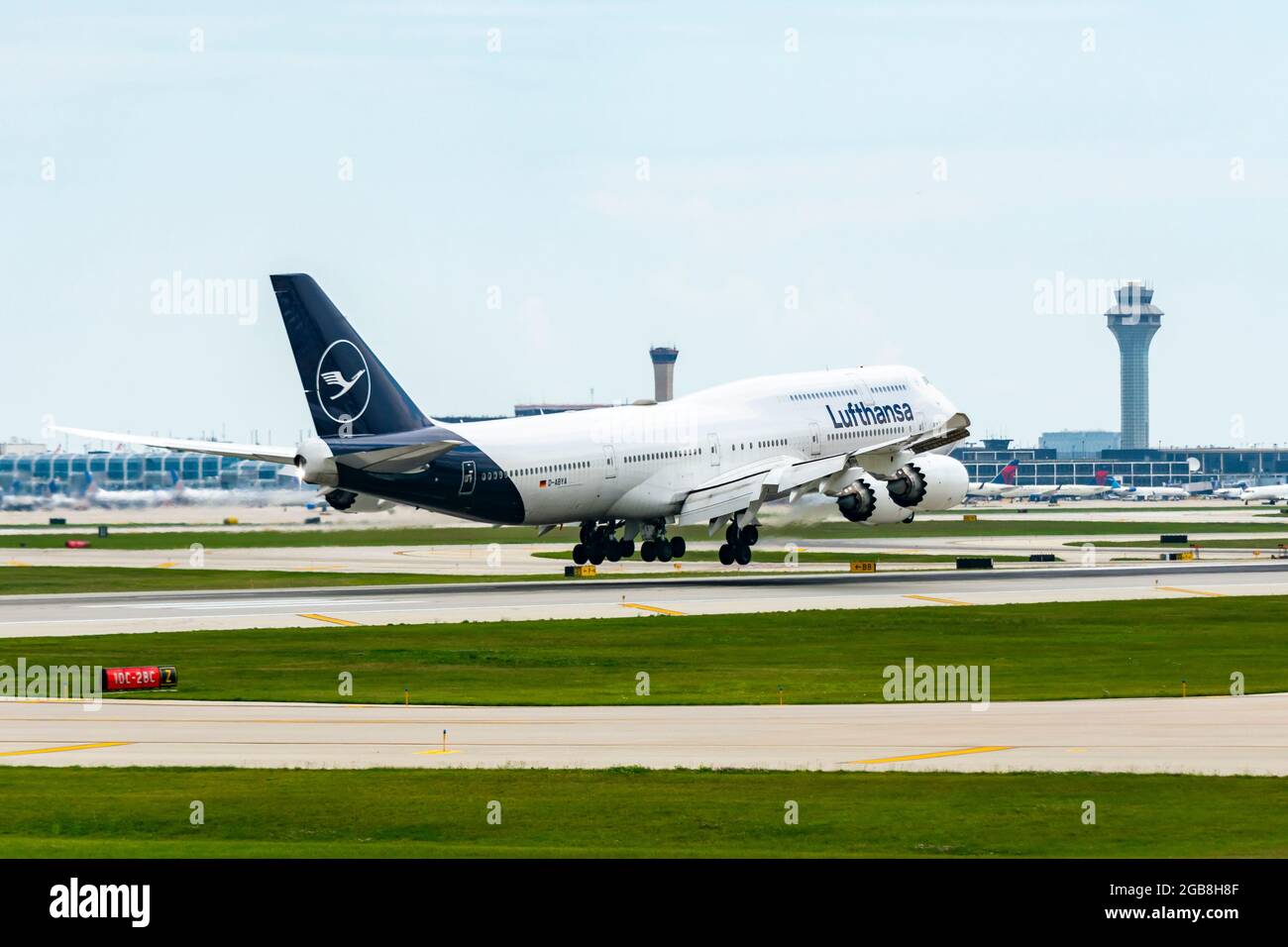 Chicago, il, Stati Uniti - 2 agosto 2021: Lufthansa Boeing 747-830 (numero di coda: D-ABYA) atterra all'aeroporto internazionale o'Hare di Chicago. Foto Stock