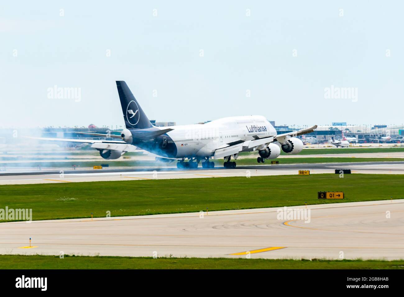 Chicago, il, Stati Uniti - 2 agosto 2021: Lufthansa Boeing 747-830 (numero di coda: D-ABYA) atterra all'aeroporto internazionale o'Hare di Chicago. Foto Stock