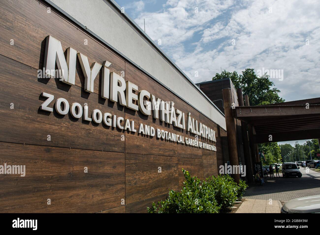 16 luglio 2021, Nyiregyhaza, Ungheria: Vista dell'ingresso al Parco degli Animali di Nyiregyhaza. Lo Zoo di Nyiregyhaza (Nyiregyhazi Allatpark e Parco degli Animali di Nyiregyhaza, noto anche come Zoo di Sosto) si trova in una foresta di betulla naturale, quasi intatta, nel nord-est dell'Ungheria, vicino alla città di Nyiregyhaza. Lo zoo di Nyiregyhaza si trova a circa cinque chilometri dalla zona turistica di Sosto, dove si può rilassarsi con un bagno in spiaggia, un museo del villaggio e un parco. Nell'area di 30 ettari dello zoo, i visitatori si trovano in continenti, in modo che uno che entra può camminare lungo di loro per osservare come gli animali vivono in certai Foto Stock