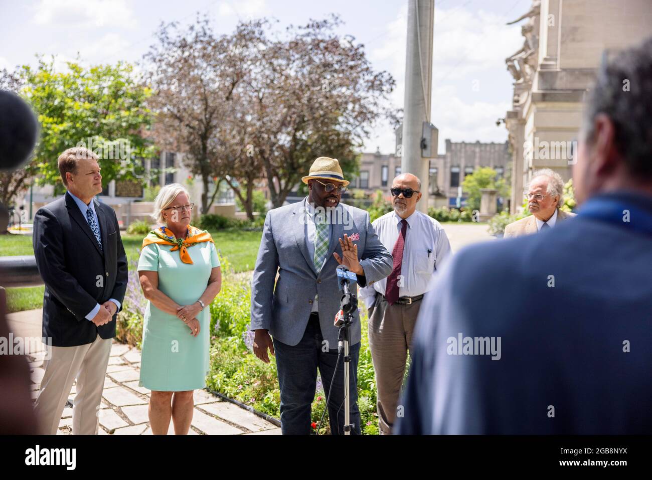 2 agosto 2021; Bloomington, Indiana: Vauhxx Booker, parla durante una conferenza stampa dopo che un pubblico ministero speciale gli ha accusato di aggressione di felonia e di tregua oltre un anno dopo essere stato attaccato il 4 luglio 2020 al lago Monroe, lunedì 2 agosto 2021 al tribunale della contea di Monroe a Bloomington, Indiana. Booker ha detto che è stato attaccato da dietro da un gruppo che include due uomini bianchi che sono stati registrati sul video che lo ha attaccato. Il video è stato visto in tutto il mondo, e gli uomini sono stati accusati di crimini tra cui l'assalto, ma ora un procuratore ha anche grafico Vauhxx, che ha detto l'attacco contro di lui wa Foto Stock