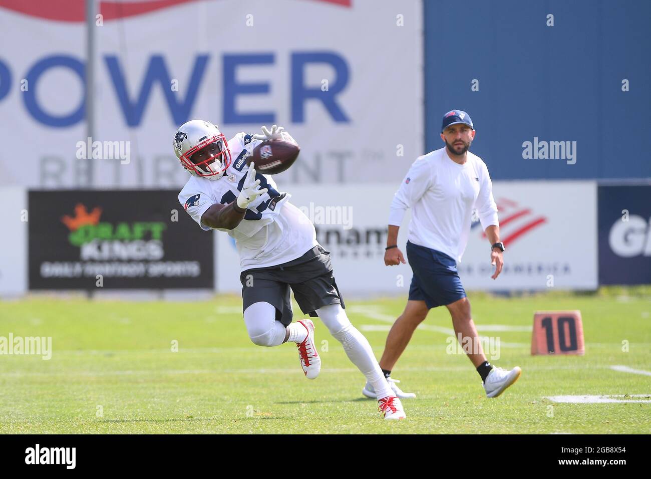 Lunedì 2 agosto 2021: Nelson Agholor (13) fa una presa al campo di  addestramento dei Patriots del New England che si tiene sui campi di  pratica al Gillette Stadium, a Foxborough, Massachusetts.