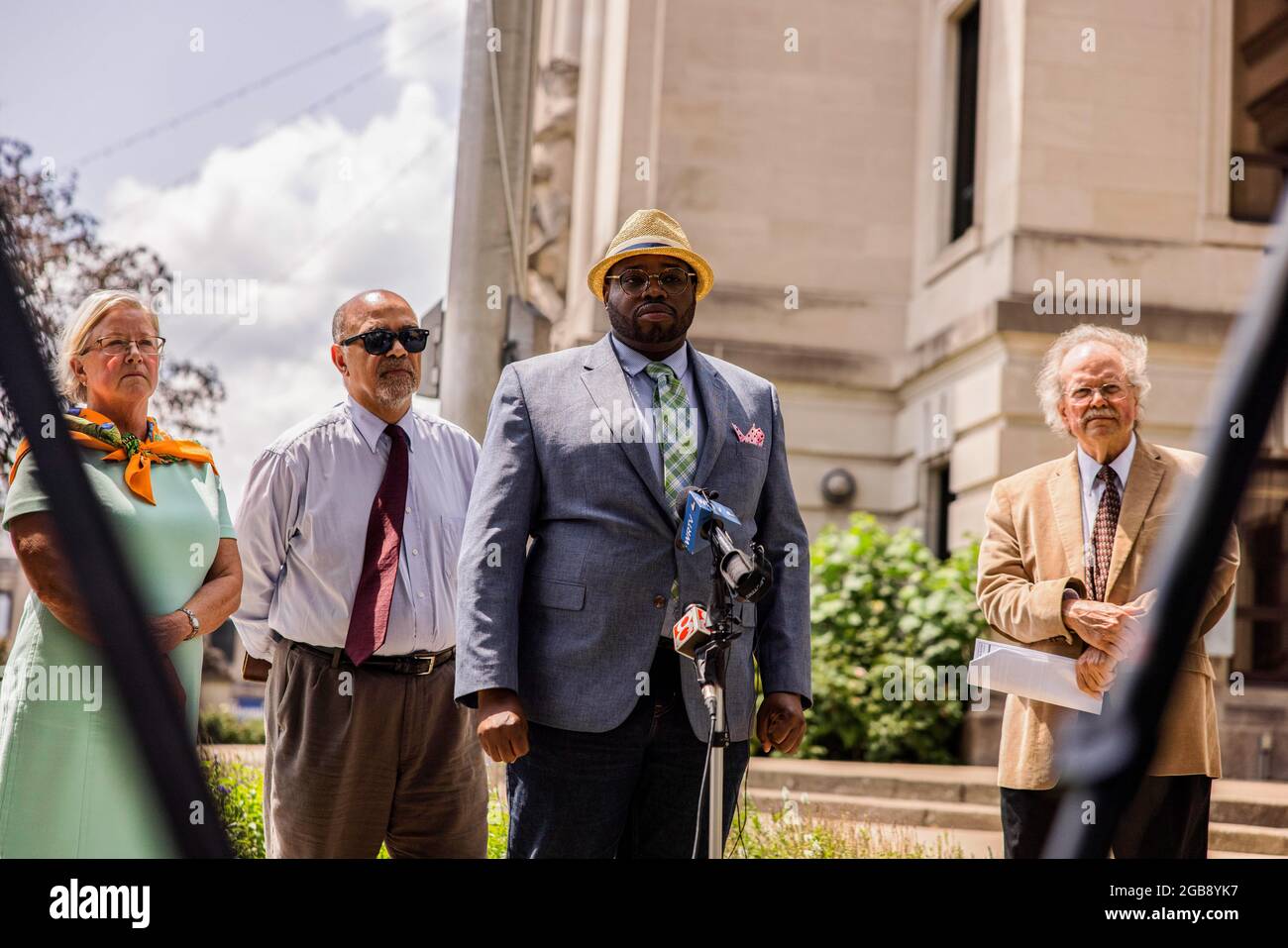 Vauhxx Booker, parla durante una conferenza stampa dopo che un pubblico ministero speciale gli ha accusato di assalto e di tregua oltre un anno dopo essere stato attaccato il 4 luglio 2020 al lago Monroe, presso il tribunale della contea di Monroe a Bloomington. Booker ha detto che è stato attaccato da dietro da un gruppo che include due uomini bianchi che sono stati registrati sul video che lo ha attaccato. Il video è stato visto in tutto il mondo, e gli uomini sono stati accusati di crimini tra cui l'assalto, ma ora un procuratore ha anche grafico Vauhxx, che ha detto che l'attacco contro di lui è stato razziale motivata. Booker disse dopo che si rifiutò di perdonare gli uomini Foto Stock