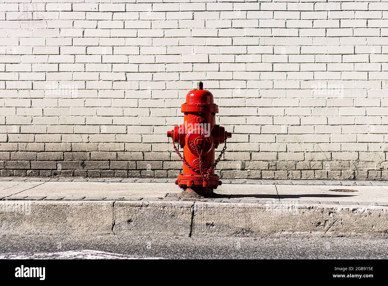 L'unico idrante rosso fuoco sulla strada Foto Stock